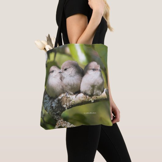 Cute Baby Bushtit Songbird in de perenboom Tote Bag (Dichtbij)