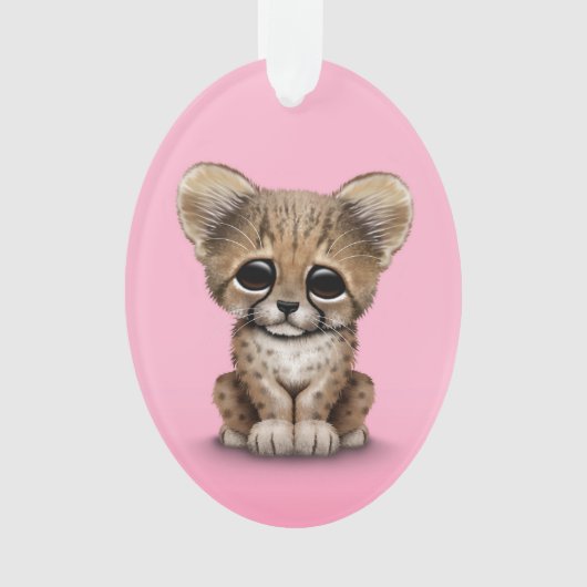 Cute Baby Cheetah Cub op Roze Ornament (voorkant)