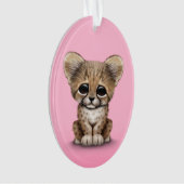 Cute Baby Cheetah Cub op Roze Ornament (voorkant)