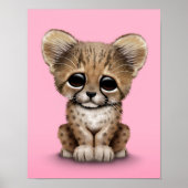 Cute Baby Cheetah Cub op Roze Poster (Voorkant)