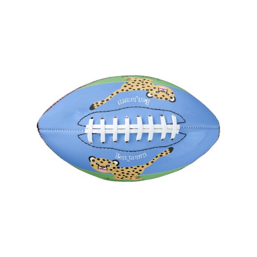 Cute baby cheetah draaiende cartoon illustratie american football (Voorkant)