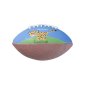 Cute baby cheetah draaiende cartoon illustratie american football (Gedraaid 90)
