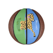 Cute baby cheetah draaiende cartoon illustratie basketbal (Verticaal)