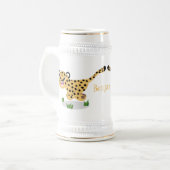 Cute baby cheetah draaiende cartoon illustratie bierpul (Voorkant links)