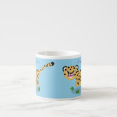 Cute baby cheetah draaiende cartoon illustratie espresso kop (Voorkant)
