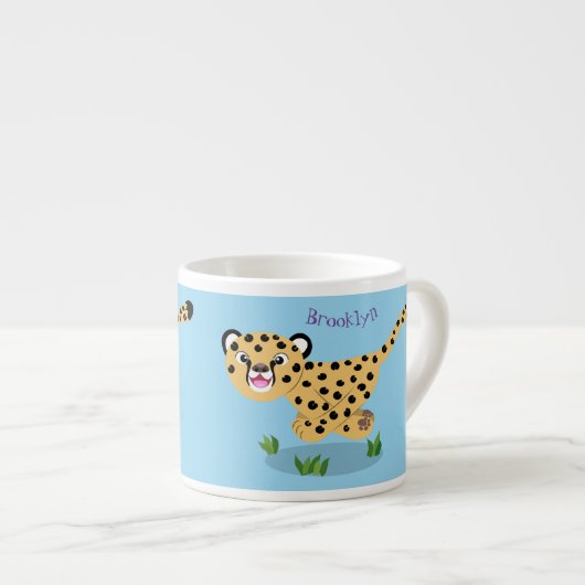 Cute baby cheetah draaiende cartoon illustratie espresso kop (Voorkant rechts)