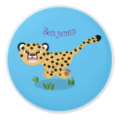 Cute baby cheetah draaiende cartoon illustratie keramische knop (Voorkant)