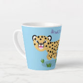 Cute baby cheetah draaiende cartoon illustratie latte mok (Linkerhoek)