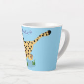 Cute baby cheetah draaiende cartoon illustratie latte mok (Rechterhoek)