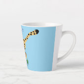 Cute baby cheetah draaiende cartoon illustratie latte mok (Rechts)
