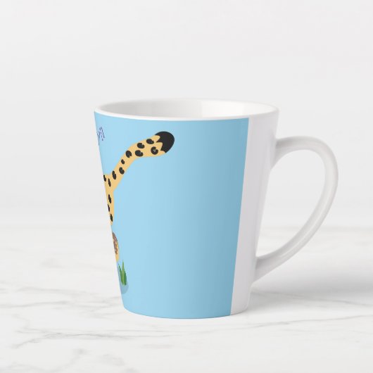 Cute baby cheetah draaiende cartoon illustratie latte mok (Rechts)