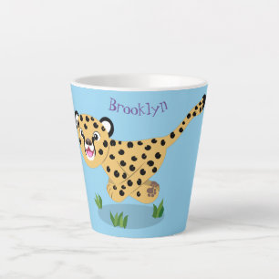 Cute baby cheetah draaiende cartoon illustratie latte mok