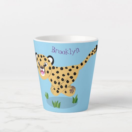 Cute baby cheetah draaiende cartoon illustratie latte mok (Voorkant)