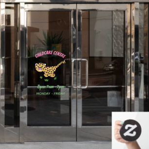 Cute baby cheetah draaiende cartoon illustratie raamsticker