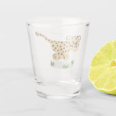 Cute baby cheetah draaiende cartoon illustratie shot glas (Achterkant)