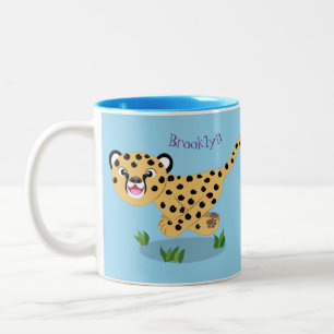 Cute baby cheetah draaiende cartoon illustratie tweekleurige koffiemok