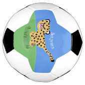 Cute baby cheetah draaiende cartoon illustratie voetbal (Gedraaid)