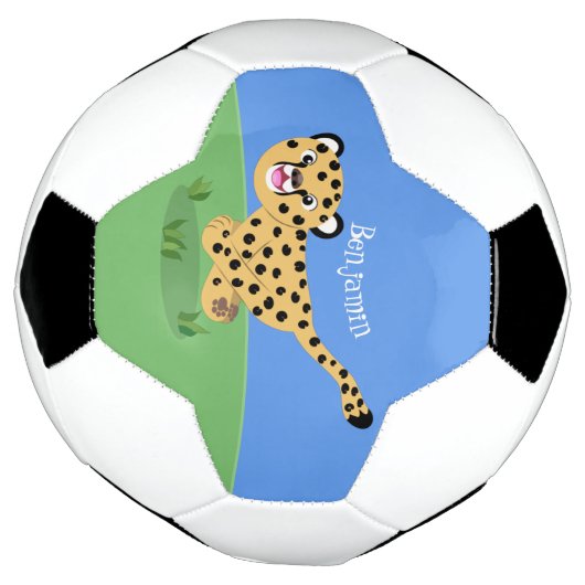 Cute baby cheetah draaiende cartoon illustratie voetbal (Gedraaid)