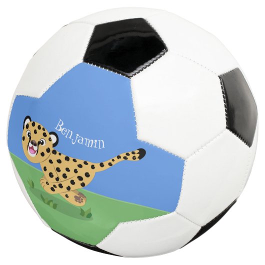 Cute baby cheetah draaiende cartoon illustratie voetbal (Drie kwart)