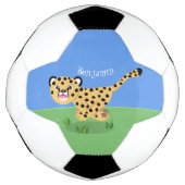 Cute baby cheetah draaiende cartoon illustratie voetbal (Voorkant)
