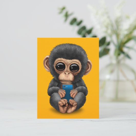Cute Baby Chimpansee die een mobiel telefoongeel h Briefkaart (Staand voorkant)