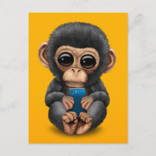 Cute Baby Chimpansee die een mobiel telefoongeel h Briefkaart