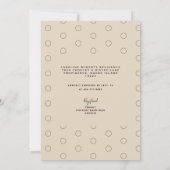 Cute Baby Clothes Green en Tan Shower Invitation Kaart (Achterkant)