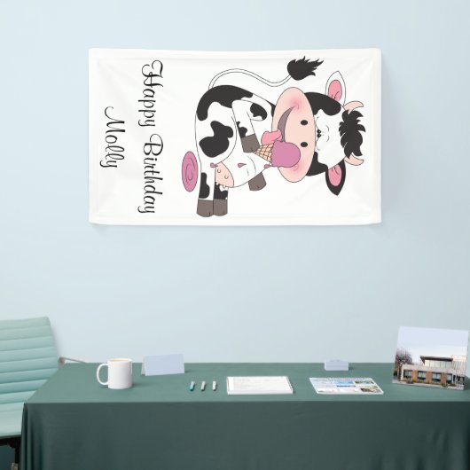 Cute Baby Cow Cartoon met zijn favoriete behandeli Spandoek (Beurs)