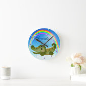 Cute Baby Crocodile & Rainbow Clock Ronde Klok (Huis)