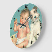 Cute Baby die op Puppy Dog van de Telefoon spreek Grote Klok (Hoek)