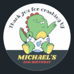 Cute Baby Dinosaur and Egg Kids Birthday Party Ronde Sticker<br><div class="desc">Kute party gunsten voor kinderen,  jongens of meisjes die van dinosaurussen houden en t-rex. Ideaal voor kinderen op verjaardagsfeestje,  feestvieren en dankjewel op het label. U kunt de tekst voor baby shower of andere gelegenheid en partij ook aanpassen.</div>