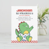Cute Baby Dinosaur in Egg Kids Birthday Invitation Kaart (Staand voorkant)