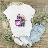 Cute Baby Dragon die een Roos grafisch vasthoudt T-shirt