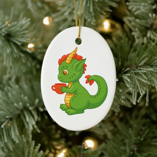 Cute Baby Dragon Holding Cup Keramisch Ornament (Boom)