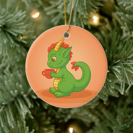 Cute Baby Dragon Holding Cup on Orange Keramisch Ornament (Boom)