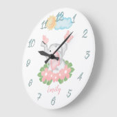 Cute Baby Elephant met roze bloemen Wall Clock Grote Klok (Hoek)