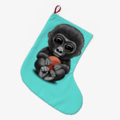Cute Baby Gorilla die met Basketball speelt Grote Kerstsok (Voorkant (Hangend))