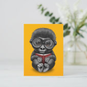 Cute Baby Gorilla Een boek lezen over Geel Briefkaart (Staand voorkant)