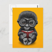 Cute Baby Gorilla Een boek lezen over Geel Briefkaart (Voorkant / Achterkant)