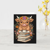 Cute Baby Highland Cow Reading Book Librarian Book Kaart (Gele Bloem)