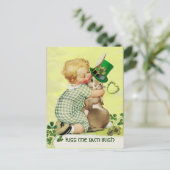 CUTE BABY HUGGING RABBIT Irish St. Patrick's Day Briefkaart (Staand voorkant)