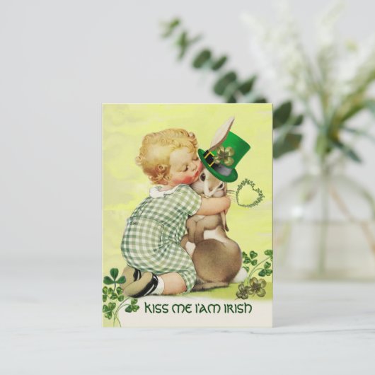 CUTE BABY HUGGING RABBIT Irish St. Patrick's Day Briefkaart (Staand voorkant)