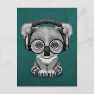 Cute Baby Koala Beer Dj die hoofdtelefoons op blau Briefkaart