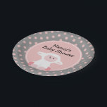Cute Baby Lamb met Polka Dots Baby shower Papieren Bordje<br><div class="desc">Dit schattige lammetje met roze stipjes met een grijze achtergrond maakt een mooie keuze voor een baby shower. U kunt de grijze achtergrond bewerken naar een andere kleur (wit ziet er dus ook mooi uit) door de knop "aanpassen" te selecteren en een andere achtergrondkleur te kiezen. Bewerk de tekst met...</div>