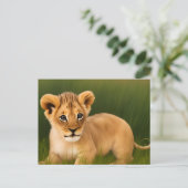 Cute baby lion in het gras briefkaart (Staand voorkant)
