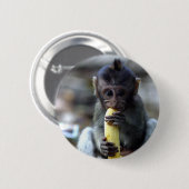 Cute baby macaque aap banana ronde button 5,7 cm (Voorkant /achterkant)