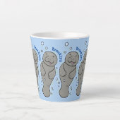 Cute baby manatee met bellenillustratie latte mok (Voorkant)