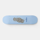 Cute baby manatee met bellenillustratie persoonlijk skateboard (Horizontaal)