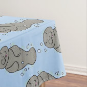 Cute baby manatee met bellenillustratie tafelkleed (Voorbeeld)