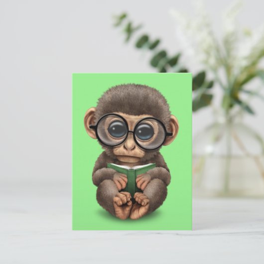 Cute Baby Monkey die een boek over groen leest Briefkaart (Staand voorkant)